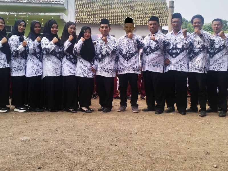 HUT PGRI DAN HARI GURU